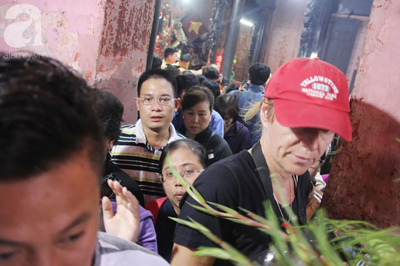 Đội nắng, hàng ngàn người đến chùa Ngọc Hoàng chen nhau khấn vái trong ngày cúng chư tiên